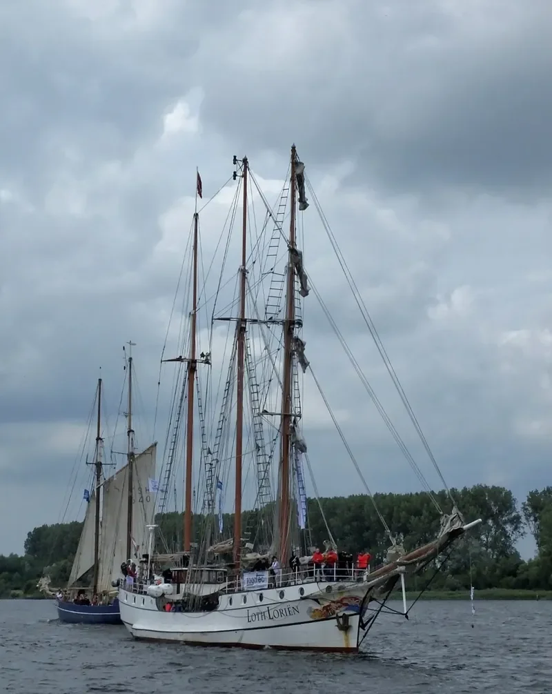LOTH LORIEN Passenger Ship IMO 5254151 photo 2