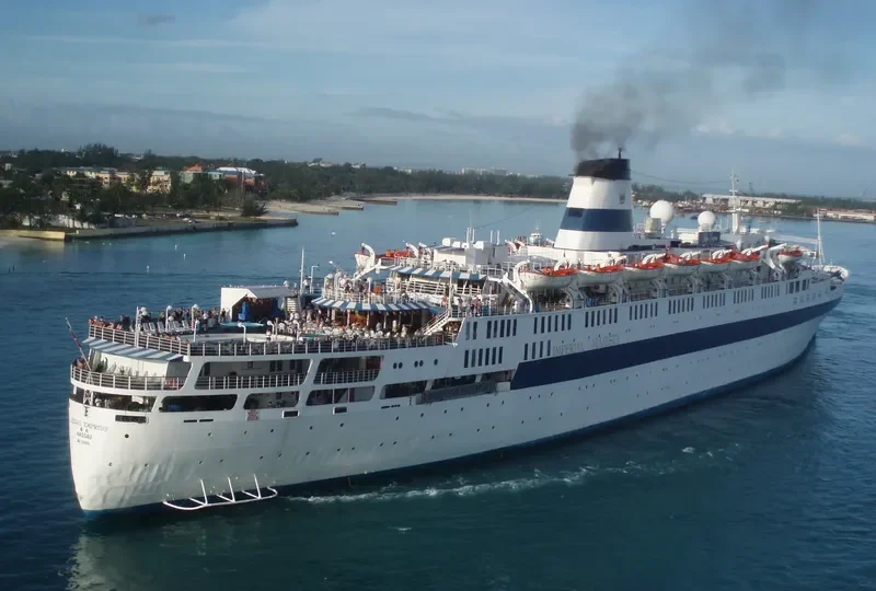 REGAL EMPRESS Passenger Ship IMO 5262835 photo 2