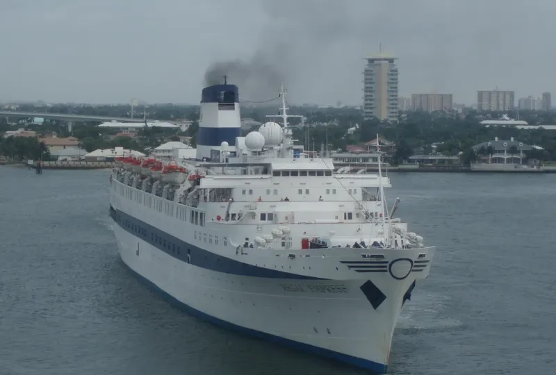 REGAL EMPRESS Passenger Ship IMO 5262835 photo 4