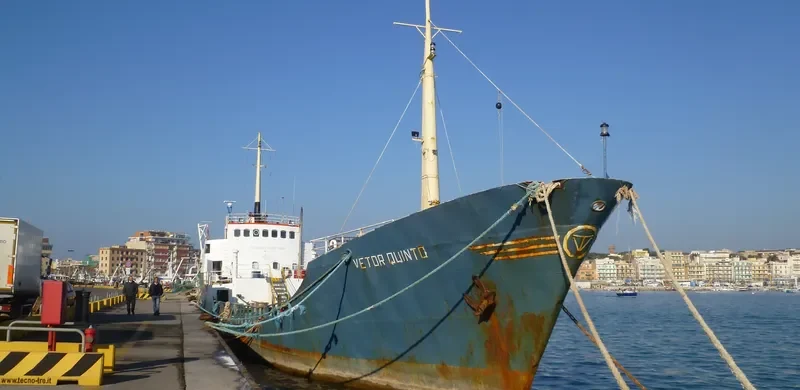 VETOR QUINTO Tanker IMO 6360696 photo 3