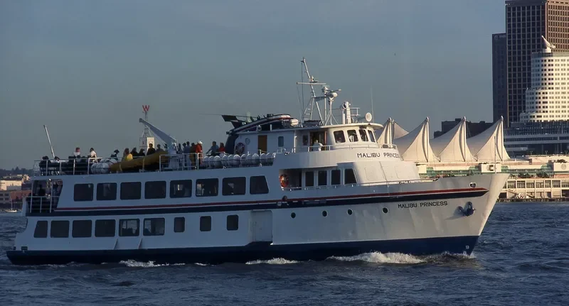 MALIBU PRINCESS Passenger Ship IMO 6611215 photo 4
