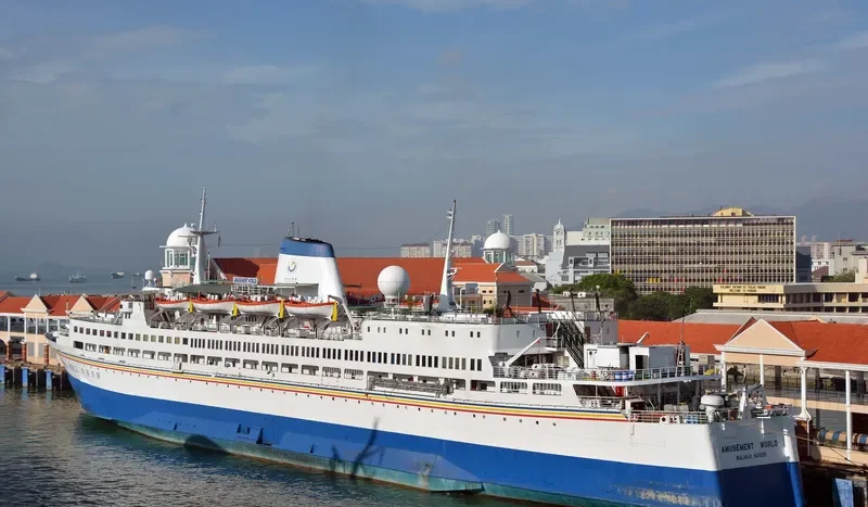 WORLD Passenger Ship IMO 6620773 photo 2