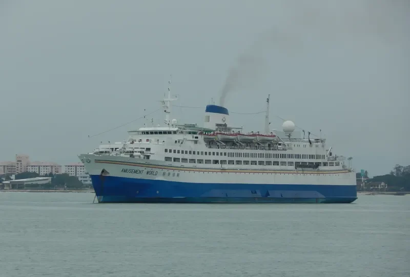 WORLD Passenger Ship IMO 6620773 photo 3