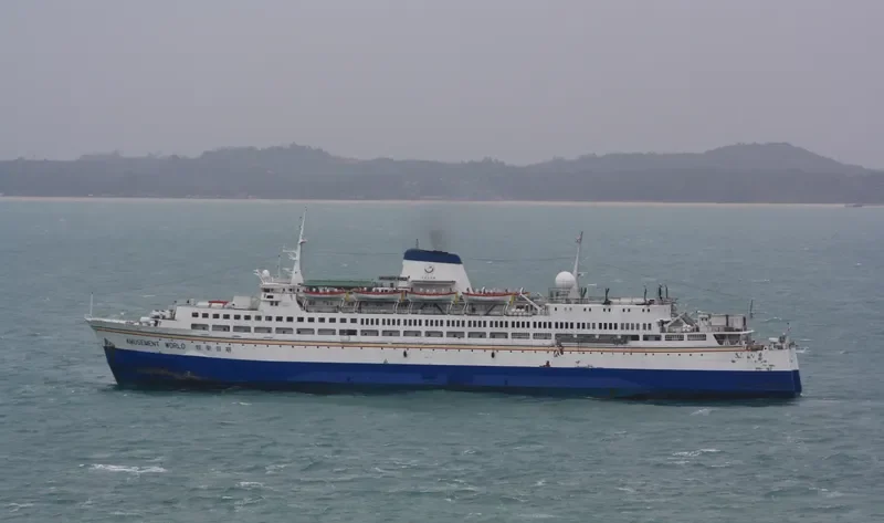 WORLD Passenger Ship IMO 6620773 photo 4