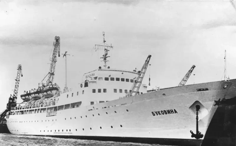 VICTORIA Passenger Ship IMO 6730217 photo 3
