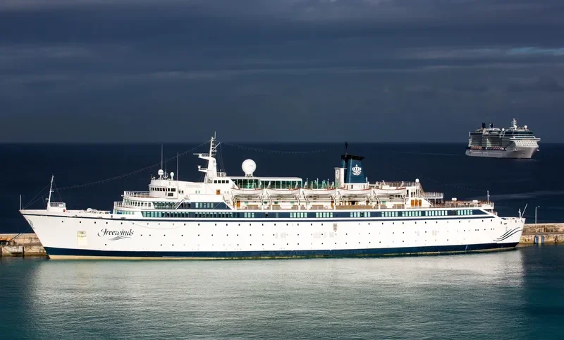 FREEWINDS Passenger Ship IMO 6810811 photo 5