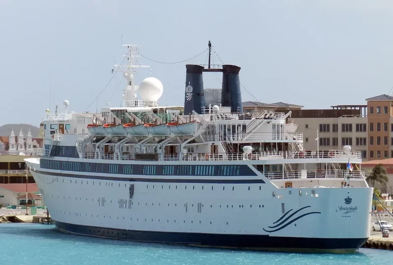 FREEWINDS Passenger Ship IMO 6810811 photo 9