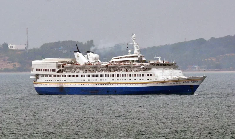 LEISURE WORLD Passenger Ship IMO 6921828 photo 2