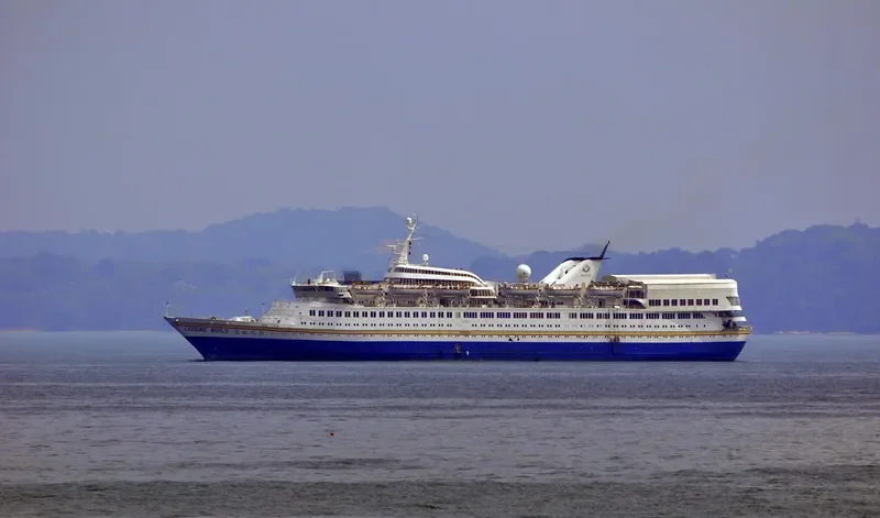 LEISURE WORLD Passenger Ship IMO 6921828 photo 3