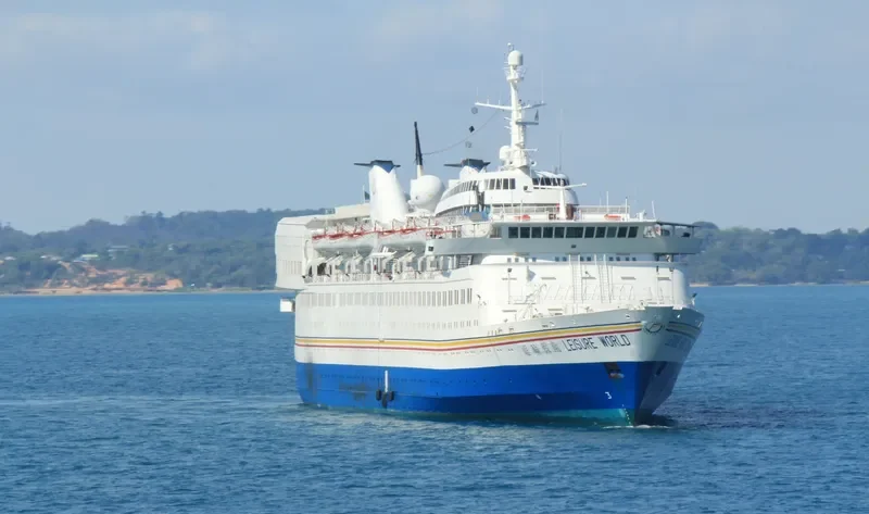 LEISURE WORLD Passenger Ship IMO 6921828 photo 4