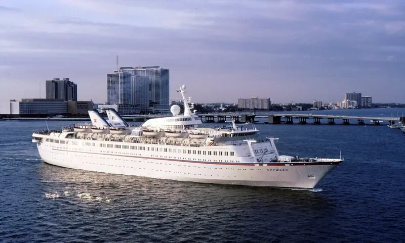 LEISURE WORLD Passenger Ship IMO 6921828 photo 5