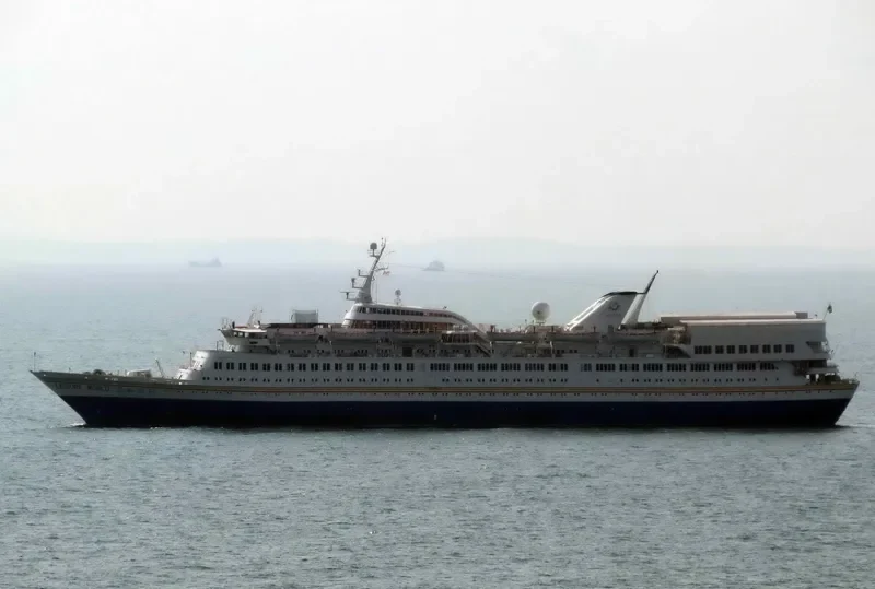 LEISURE WORLD Passenger Ship IMO 6921828 photo 10