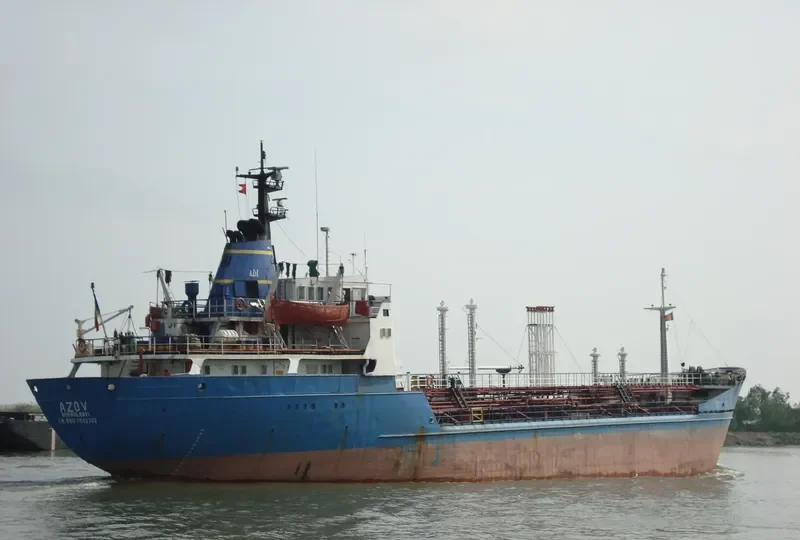 AZOV Tanker IMO 7012363 photo 2