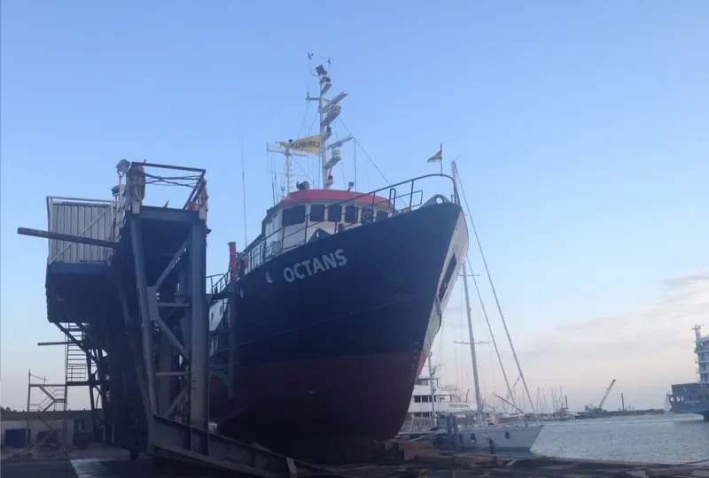 OCTANS Research Vessel IMO 7013898 photo 2