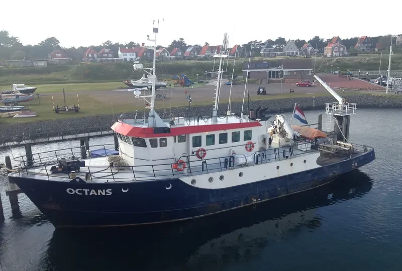 OCTANS Research Vessel IMO 7013898 photo 3