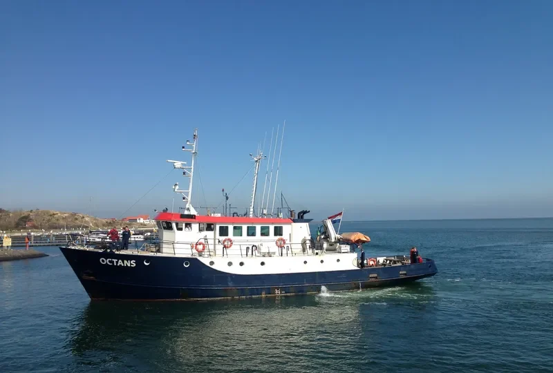OCTANS Research Vessel IMO 7013898 photo 5