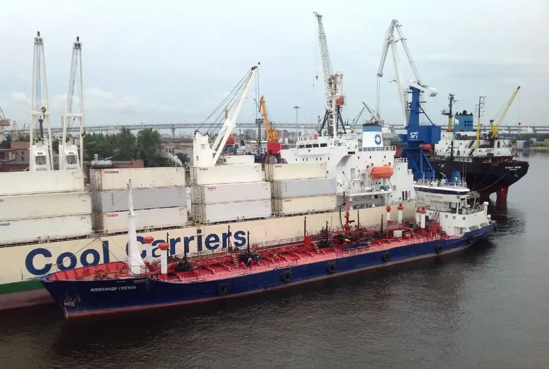 ALEKSANDR GLUKHOV Tanker IMO 7113686 photo 2