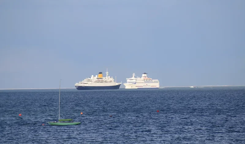 OASIS Passenger Vessel IMO 7214715 photo 8