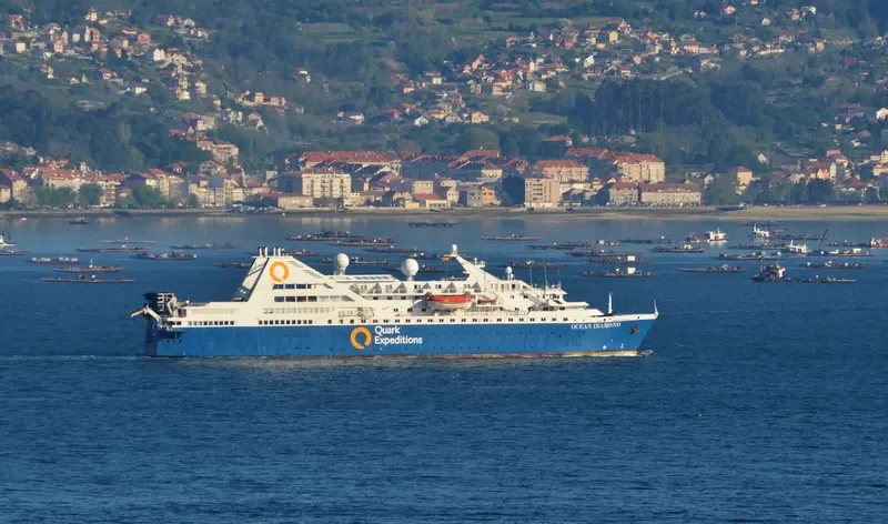 OCEAN DIAMOND Passenger Ship IMO 7325629 photo 5