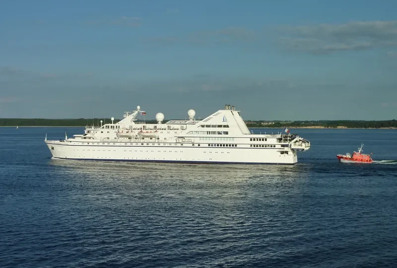 OCEAN DIAMOND Passenger Ship IMO 7325629 photo 6