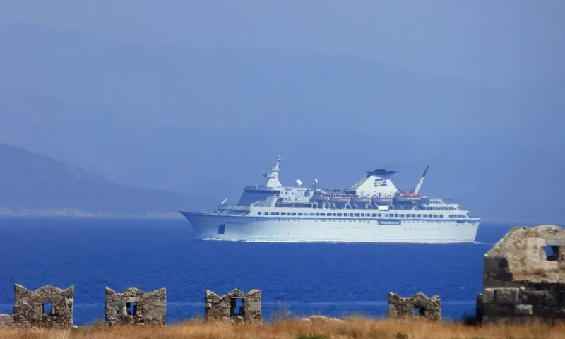 SALAMIS FILOXENIA Passenger Ship IMO 7359400 photo 2