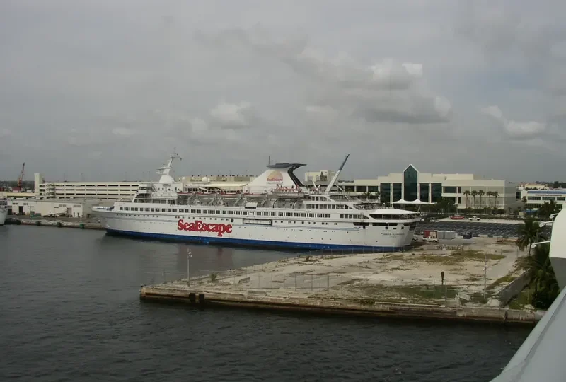 ADVENTURE Passenger Ship IMO 7359486 photo 4