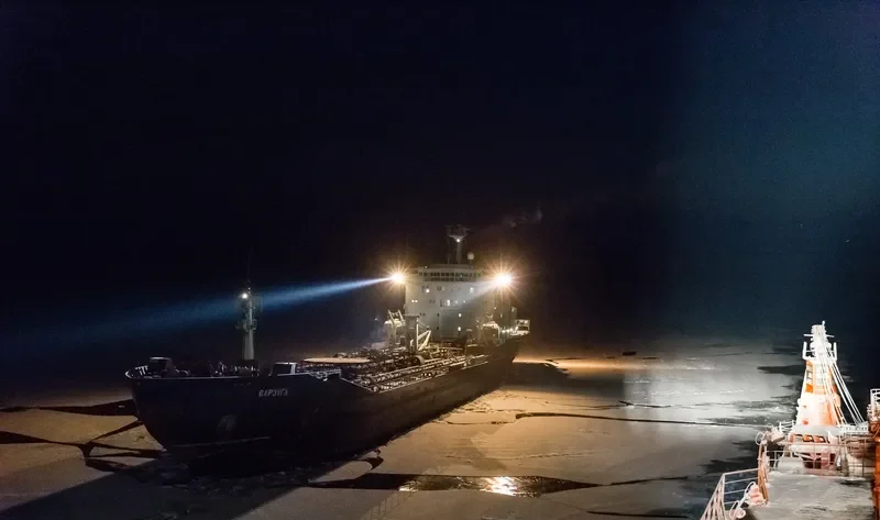 VARZUGA Tanker IMO 7500401 photo 9