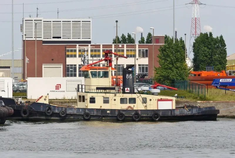 TUG 86 Tug Boat IMO 7505176 photo 3