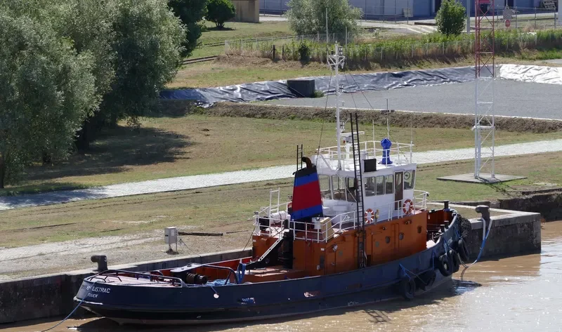 RM LISTRAC Tug Boat IMO 7601413 photo 2