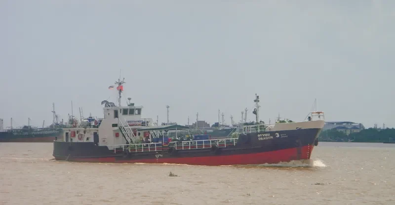DRAGON 3 Bunkering Vessel IMO 7740362 photo 2