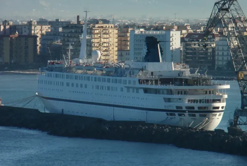 QING Passenger Ship IMO 7902295 photo 4