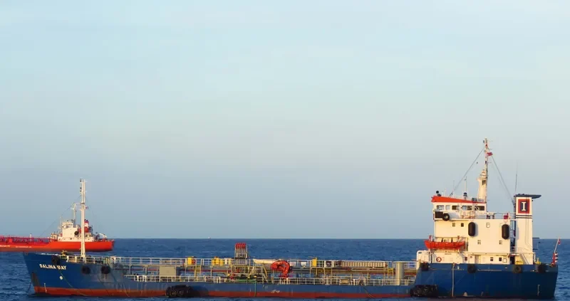 SALINA BAY Tanker IMO 8013118 photo 5