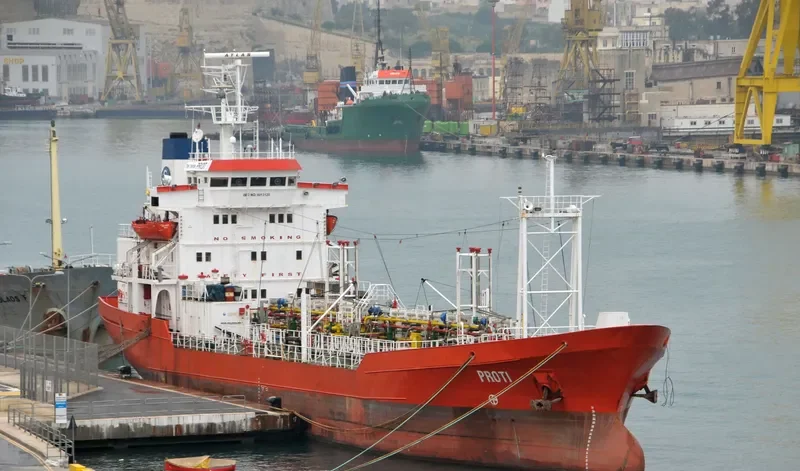 AVALON M Tanker IMO 8013120 photo 2
