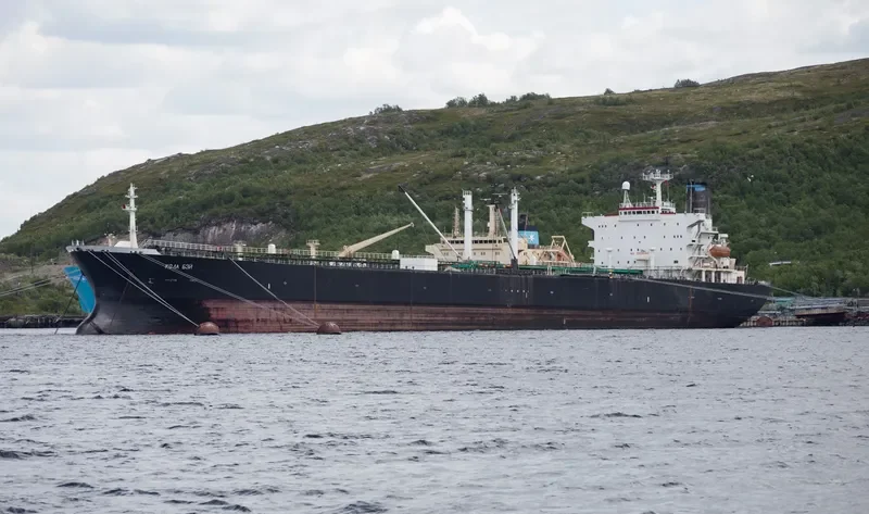 KOLA BAY Tanker IMO 8208335 photo 2