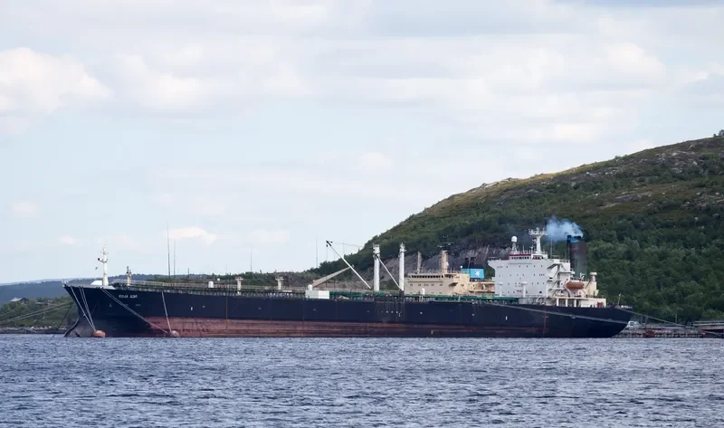 KOLA BAY Tanker IMO 8208335 photo 3