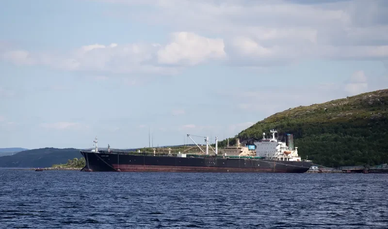 KOLA BAY Tanker IMO 8208335 photo 4