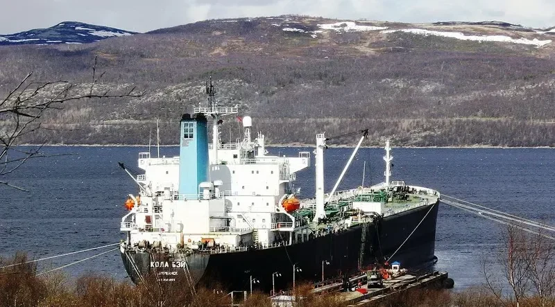 KOLA BAY Tanker IMO 8208335 photo 5