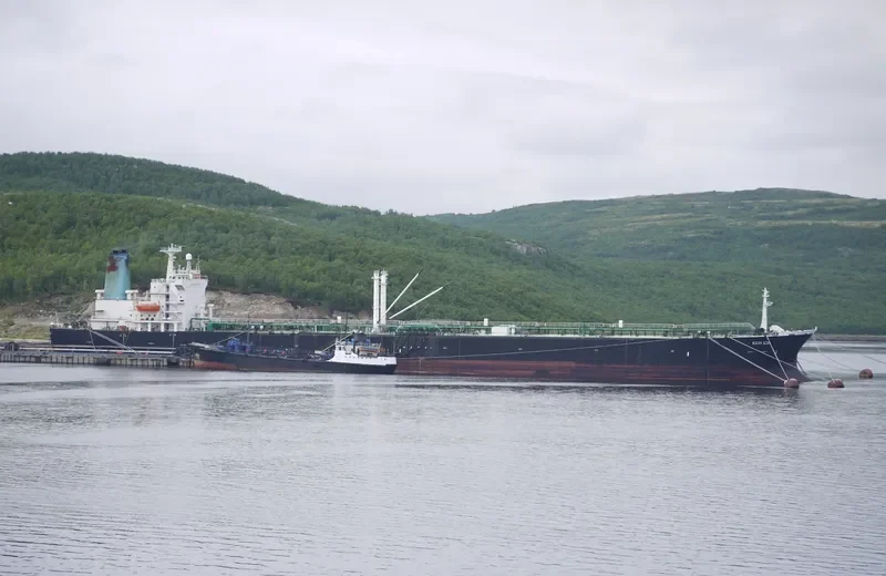 KOLA BAY Tanker IMO 8208335 photo 9