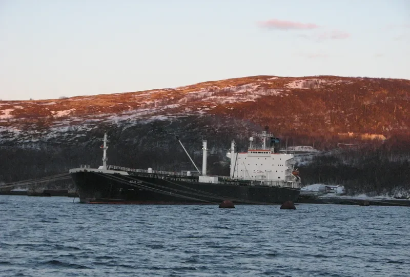 KOLA BAY Tanker IMO 8208335 photo 10