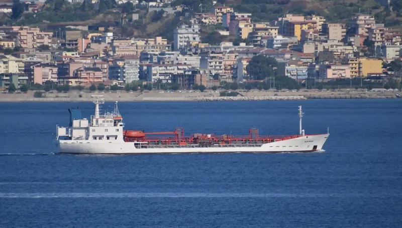 OLD WINE Tanker IMO 8300951 photo 2