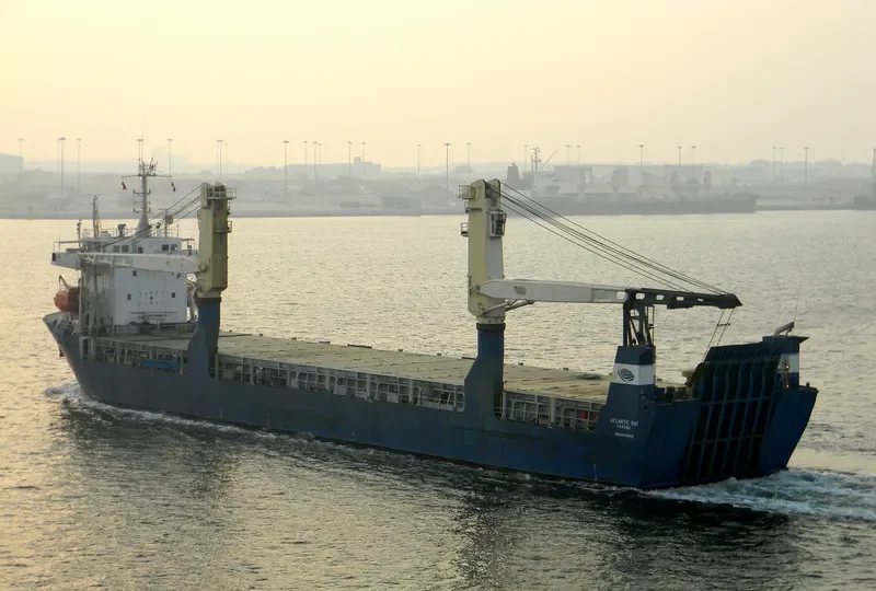 ATLANTIC BAY Ro-Ro IMO 8320640 photo 2