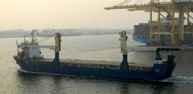 ATLANTIC BAY Ro-Ro IMO 8320640 photo 3