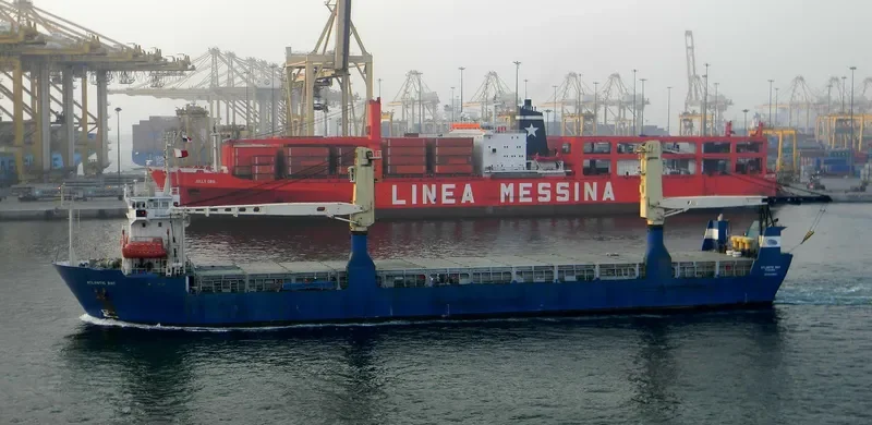 ATLANTIC BAY Ro-Ro IMO 8320640 photo 4