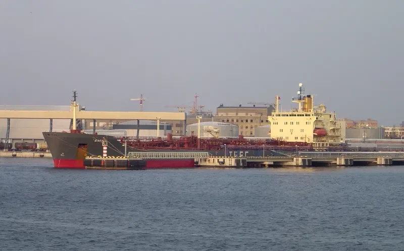 GRACE Tanker IMO 8410134 photo 2