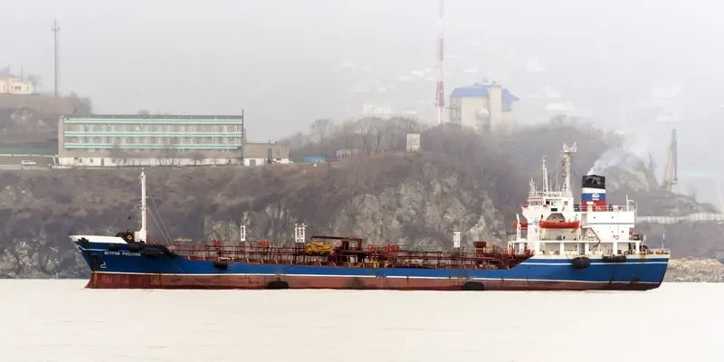 OSTROV RUSSKIY Tanker IMO 8421262 photo 5