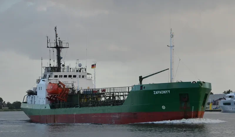 ZAPADNYY Tanker IMO 8711837 photo 2
