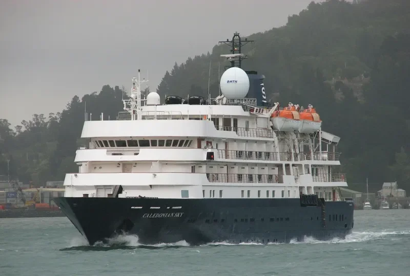 CALEDONIAN SKY Passenger Ship IMO 8802870 photo 2