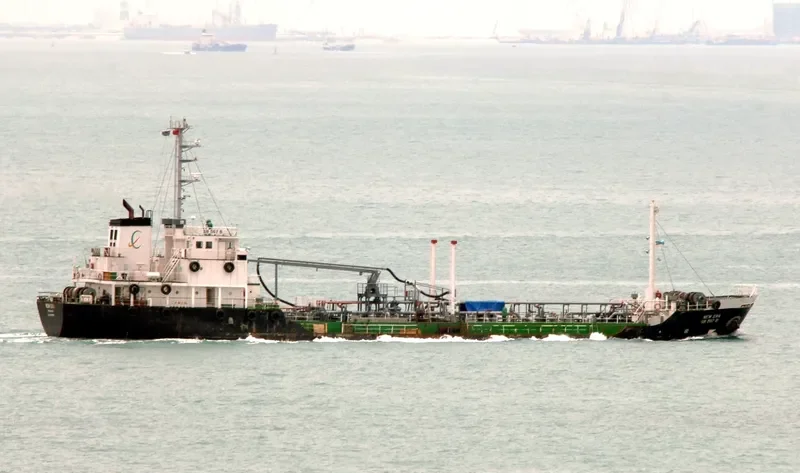 DREAM LUCK Tanker IMO 8806357 photo 3