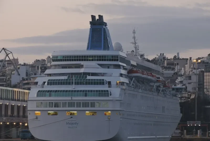 CROWN IRIS Passenger Ship IMO 8814744 photo 2