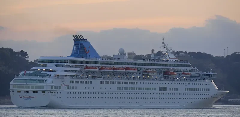 CROWN IRIS Passenger Ship IMO 8814744 photo 4